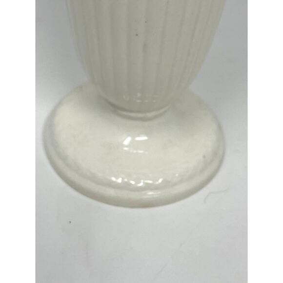 Wedgwood of Etruria & Barlaston Queensware English Grape leaf Vase - Picture 3 of 9
